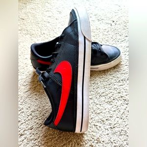 Like new Men’s Nike Court Legacy Black University Red